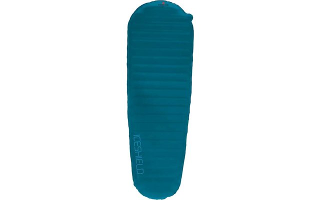 Blauer Schlafsack in Mumienform auf weißem Hintergrund