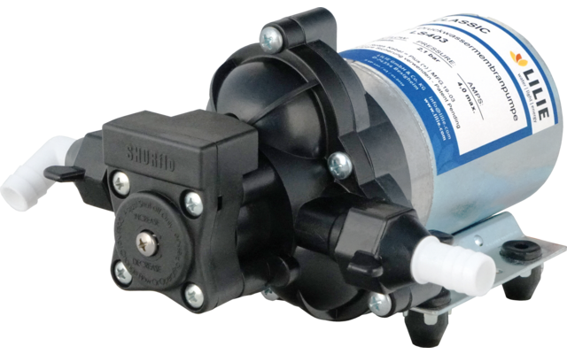 Metallzylindrischer Motor mit blauem Etikett, daran befestigter schwarzer Kunststoffpumpenkopf und zwei weiße Schlauchanschlüsse