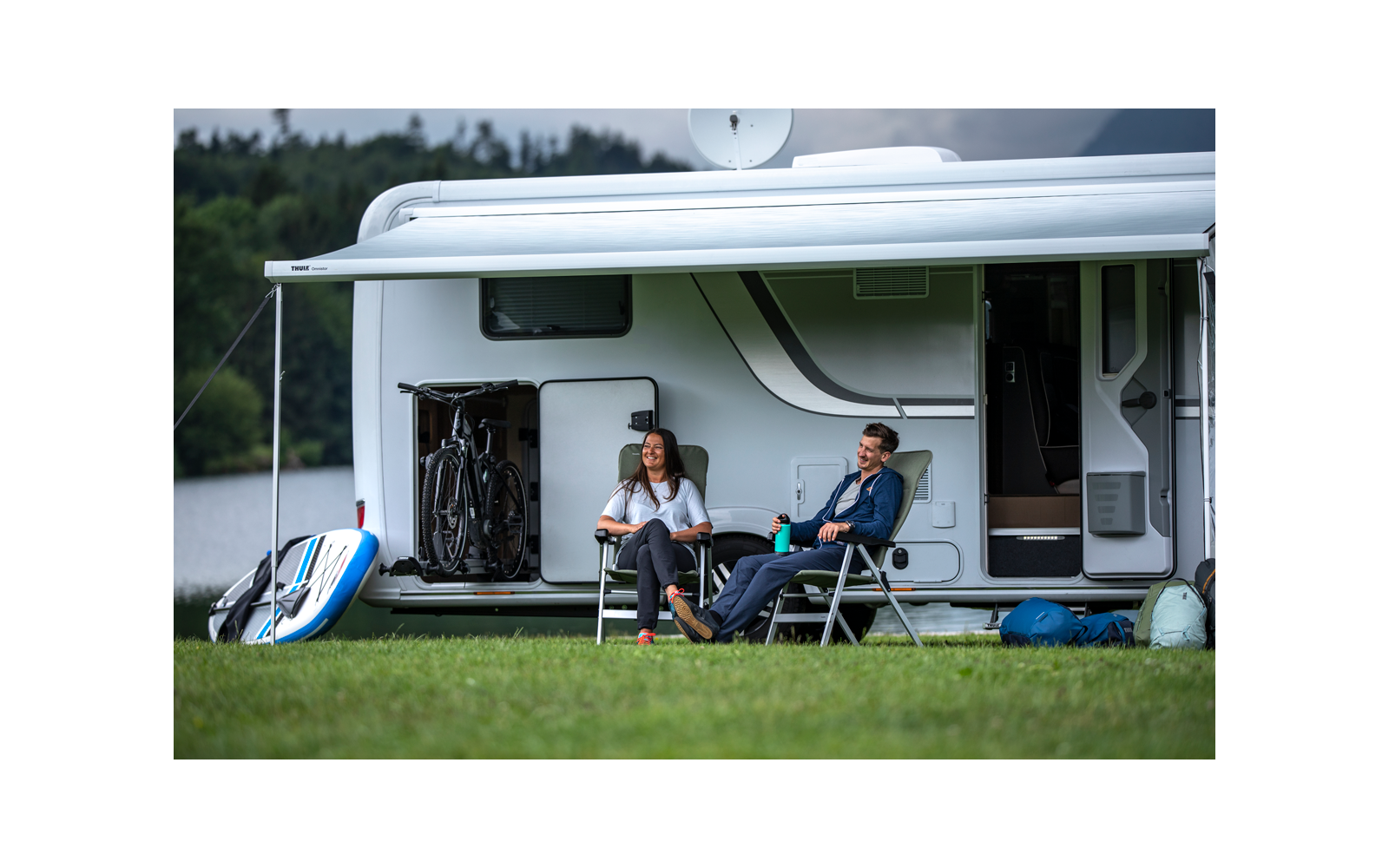 Product afbeelding Thule Omnistor 5200 Wandmarkise motorisiert Geh&auml;use Wei&szlig; Tuchfarbe Mystic Grey 5 Meter 1