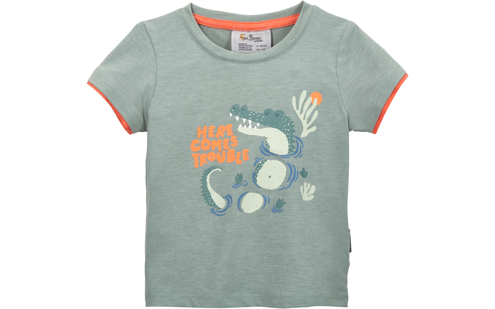 Hellgrünes kurzärmeliges T-Shirt mit orangefarbener Saumkante, aufgedrucktem, gewundenem Krokodil und dem orangenen Schriftzug "HERE COMES TROUBLE"