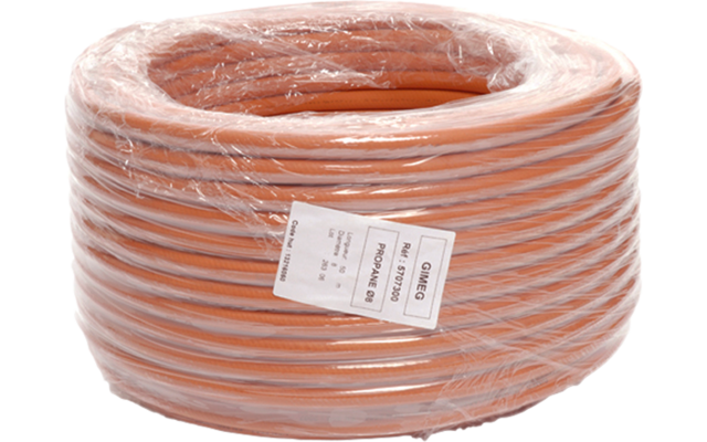 Aufgerolltes orangefarbenes Kabel mit einem Etikett