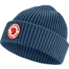 Blaue gestrickte Mütze mit Umschlag und rundem roten Logo