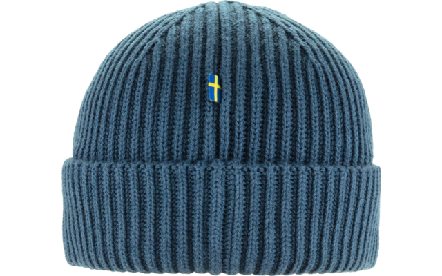 Blaue Strickmütze mit Umschlag und kleinem schwedischen Flaggenlogo