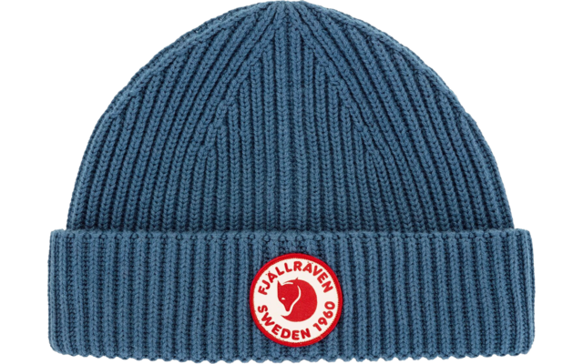 Blaues gestricktes Beanie mit Umschlag und rundem roten Logo vorne