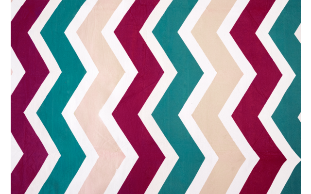 Zickzackmuster aus breiten diagonalen Streifen in Petrol, Dunkelrot, Beige und Weiß