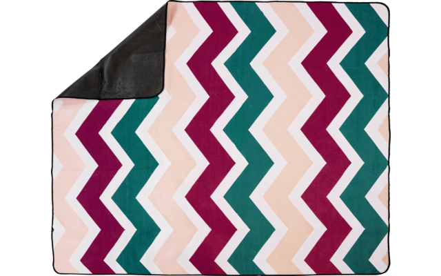 Rechteckige Decke mit mehrfarbigem Zickzackmuster (türkis, dunkelrot, beige, weiß); obere linke Ecke umgeklappt, dunkle Rückseite sichtbar