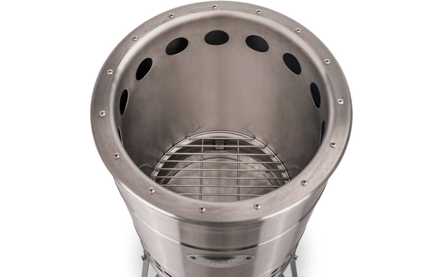 Zylindrischer silberner Metallbehälter von oben gezeigt; runder Rand mit sichtbaren Schrauben, mehrere ovale Belüftungsöffnungen am oberen Innenrand und ein runder Metallrost im Inneren