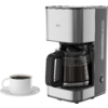 Machine à café filtre en acier inoxydable et noire marquée "AEG", carafe en verre avec café noir, tasse blanche sur soucoupe à gauche