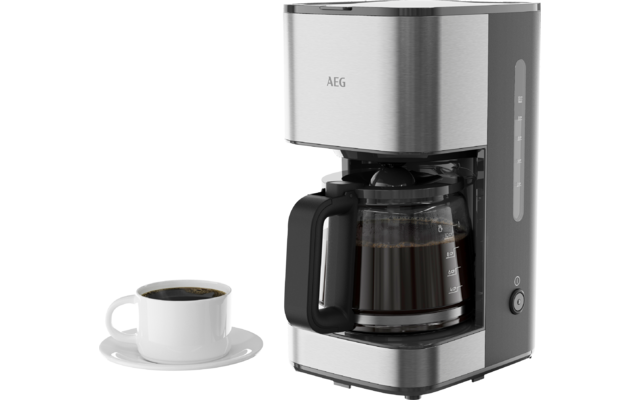 Machine à café filtre en acier inoxydable et noire marquée "AEG", carafe en verre avec café noir, tasse blanche sur soucoupe à gauche