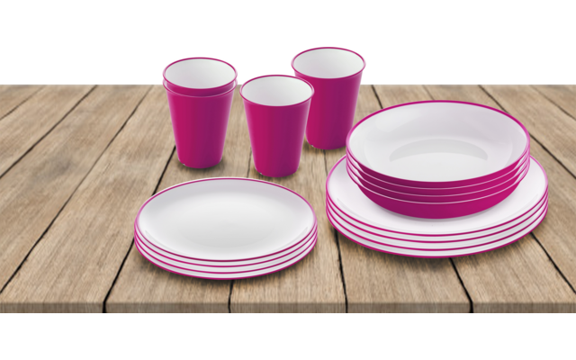 Meerdere roze-witte borden en bekers op een houten tafel