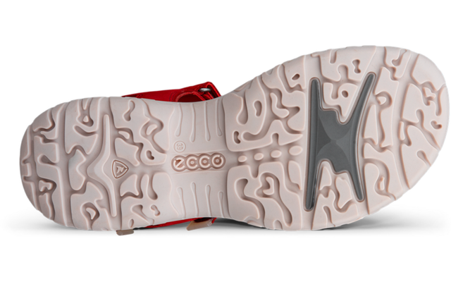 Onderkant van een lichtroze-beige schoenzool met profiel, grijze inzet, zichtbaar ecco-logo en rood riempje bovenaan