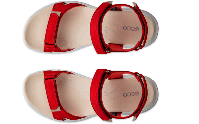 Twee rode sandalen, bovenaanzicht, beige voetbedden, twee bandjes per schoen, merknaam ecco zichtbaar op de binnenzolen