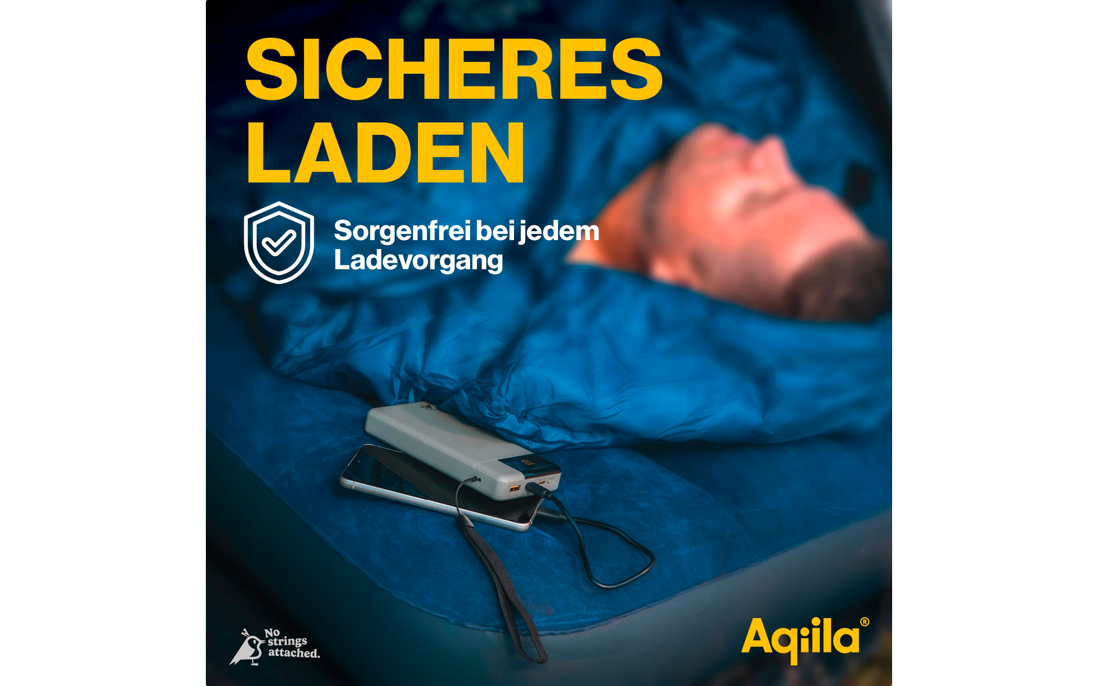 Persoon ligt ontspannen op een blauwe bank met smartphone en powerbank