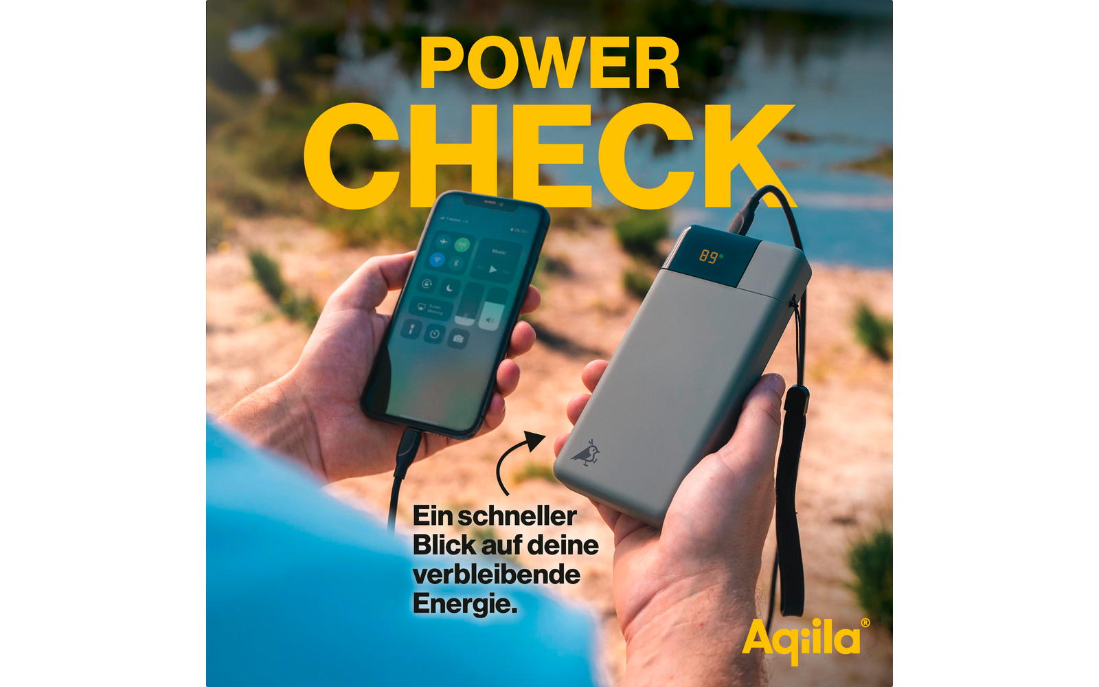 Hand houdt een zwart elektronisch meetapparaat naast een smartphone met weergave, wazige achtergrond