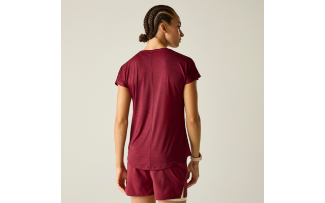 Rückansicht einer Person in burgunderrotem Sportshirt mit kurzen Ärmeln und passenden Shorts, geflochtenes Haar, Smartwatch am linken Handgelenk