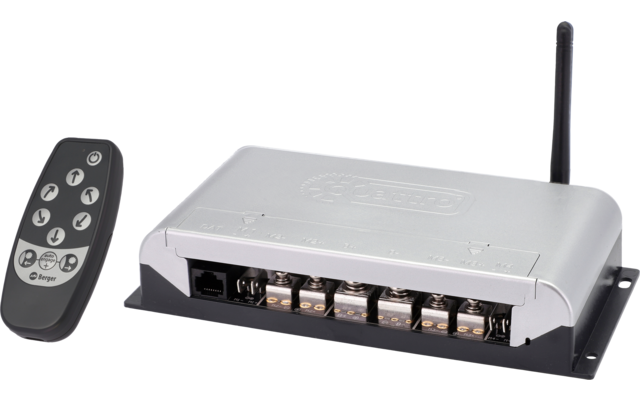 Appareil électronique noir avec plusieurs ports et une petite antenne, à côté d'une petite télécommande