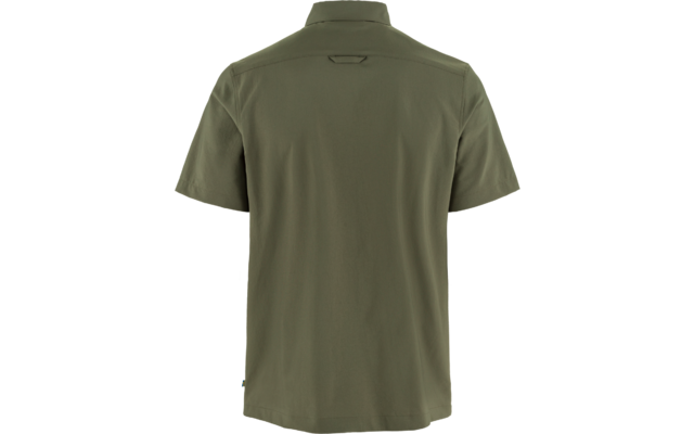 Achteraanzicht van een olijfgroen shirt met korte mouwen en kraag