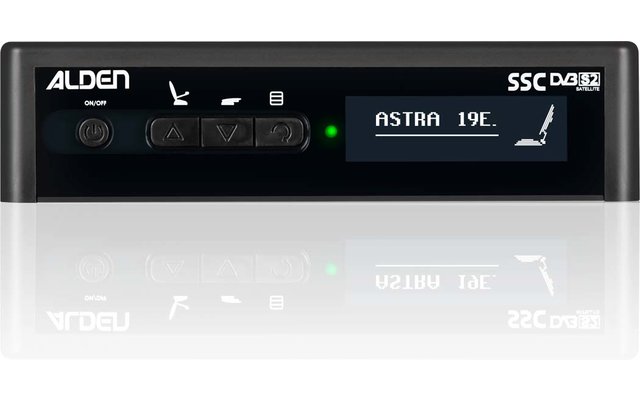 Zwarte voorkant van een elektronisch apparaat met de tekst "ALDEN" links, vier knoppen en een groen lampje, een display rechts met "ASTRA 19E." en een zitpictogram, opschrift "SSC DAB32" rechtsboven, reflectie op een witte ondergrond