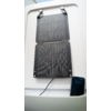 Panneau solaire noir sur fond blanc avec câble en bas