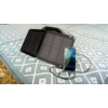 Solarpanel und Smartphone auf einem gemusterten Tisch