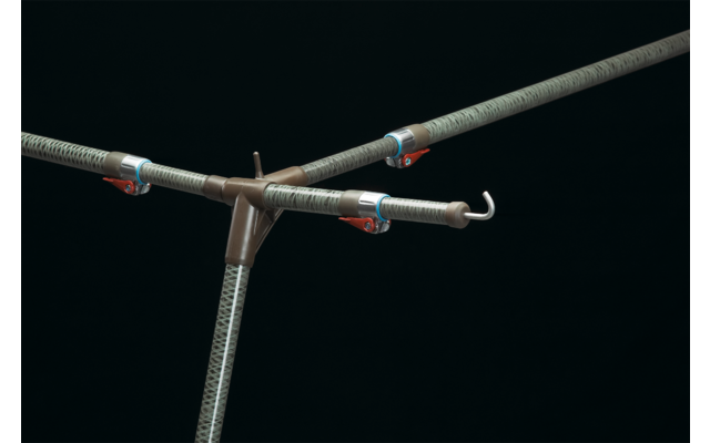 Drei strukturierte Metallrohre mit weißen Haken an den Enden, verbunden durch ein braunes Kunststoff-Zentralstück, mit kleinen roten Klammern, vor schwarzem Hintergrund