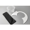 Un gobelet en plastique transparent, un sac-poubelle noir roulé et une pièce en plastique blanche en forme de demi-cercle sur une surface grise