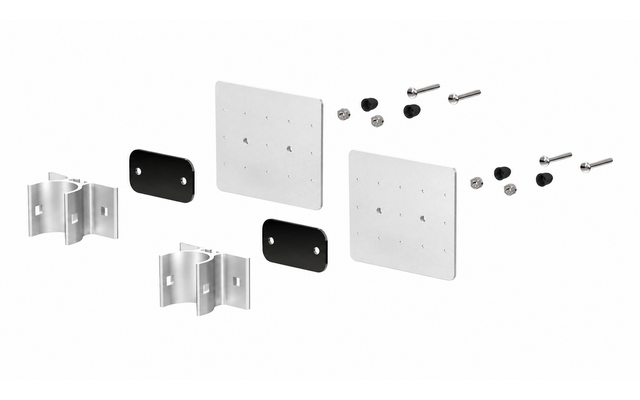 Zwei quadratische Metallplatten mit Bohrungen, zwei schwarze rechteckige Abstandshalter, vier silberne Winkelhalter und mehrere Schrauben und Muttern auf weißem Hintergrund