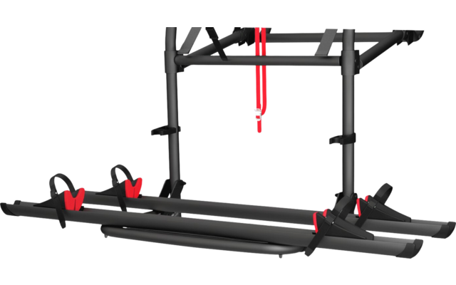 Schwarze Metallkonstruktion mit zwei langen Schienen, schwarzen Haltebügeln mit roten Clips und einem roten Riemen, auf grauem Untergrund