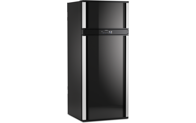 Schwarzer, glänzender Kühlschrank mit zwei Türen, silbernen vertikalen Griffen und Bedienfeld zwischen den Türen, freistehend auf weißem Hintergrund