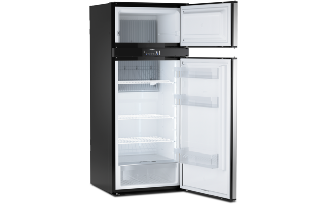 Schwarzer Kühlschrank mit offenem Gefrierfach oben und offenem Kühlfach unten, leere Regale, Türablagen und transparente Schublade