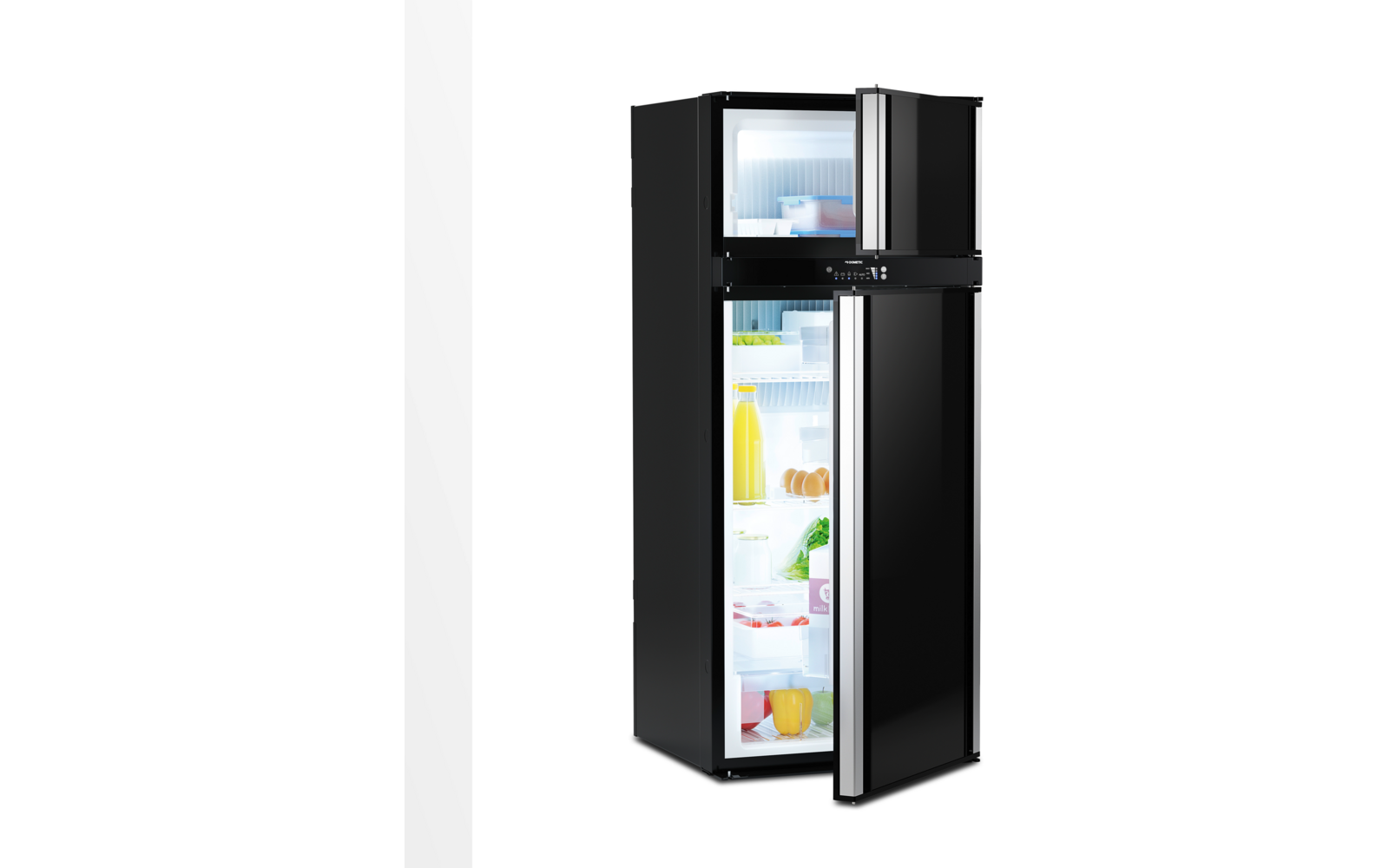 Schwarzer Kühlschrank mit geöffneter Tür und Innenbeleuchtung; sichtbare Inhalte: gelbe Flasche, Eierkarton mit Eiern, grünes Blattgemüse, Glas mit orangefarbener Flüssigkeit, weiße Schachtel im oberen Fach