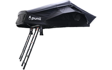 Tenda da tetto nera montata con scala estesa e logo bianco 'punii' sul lato