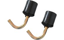 Zwei schwarze zylindrische Kappen mit gebogenen goldfarbenen Metallhaken auf weißem Hintergrund