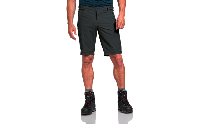 Ansicht von Taille bis Füßen: Person trägt dunkle knielange Shorts, Hände seitlich, schwarze Wanderstiefel mit roten Schnürsenkeln