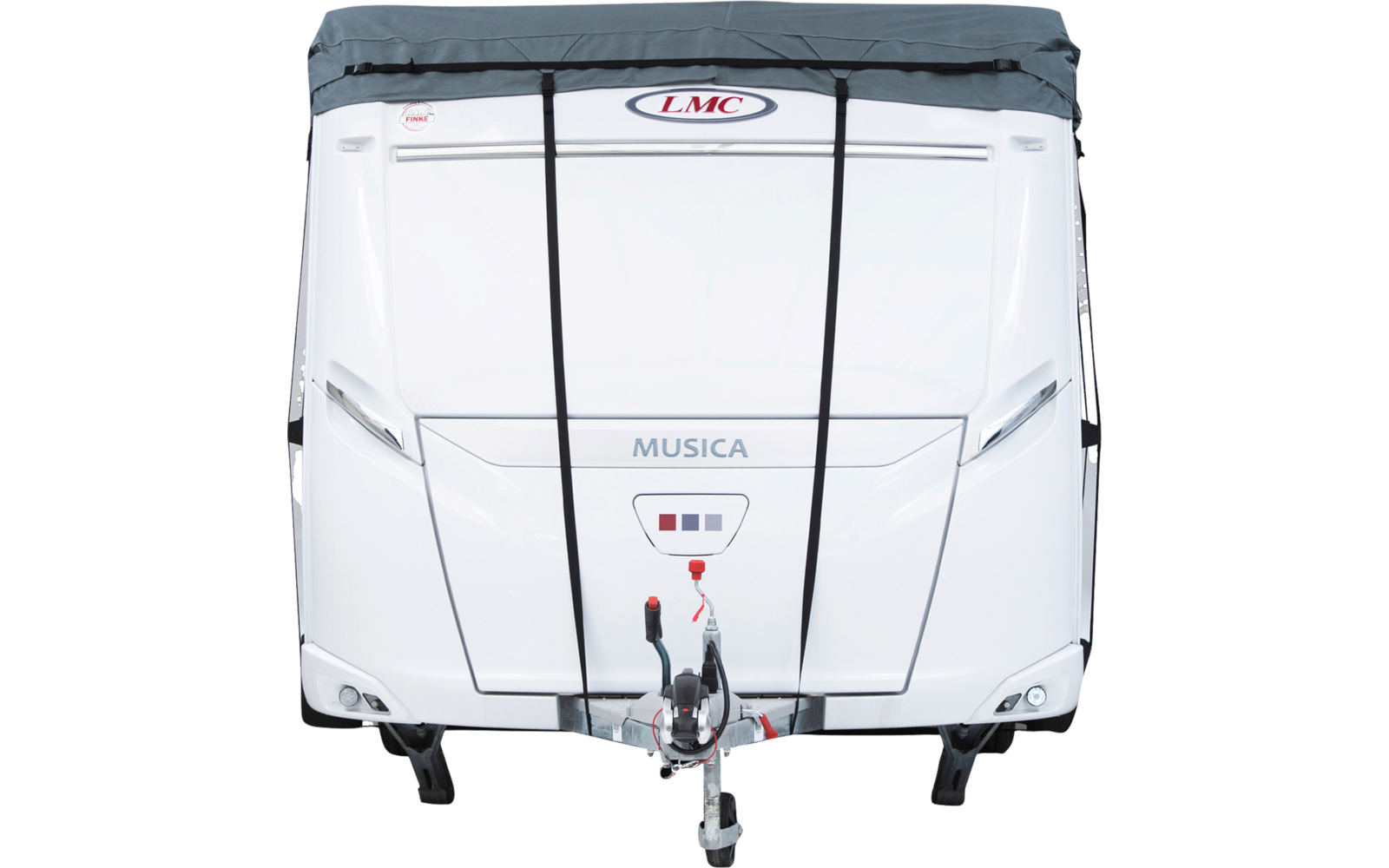 Frontansicht eines weißen Wohnwagens mit grauer Abdeckung, LMC-Logo oben, Modellschriftzug "MUSICA", zwei schwarze vertikale Gurte, kleines dreifarbiges Emblem, Anhängerkupplung mit Kabeln