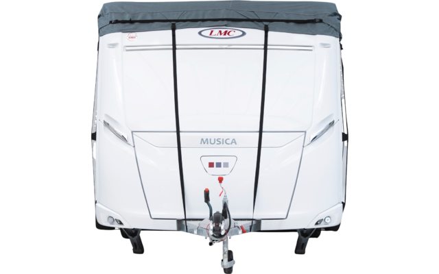 Frontansicht eines weißen Wohnwagens mit grauer Abdeckung, LMC-Logo oben, Modellschriftzug "MUSICA", zwei schwarze vertikale Gurte, kleines dreifarbiges Emblem, Anhängerkupplung mit Kabeln