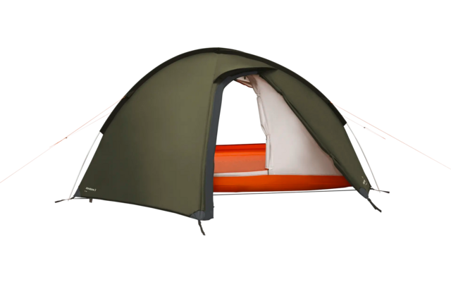 Grünes Campingzelt mit geöffnetem Eingang, darunter eine rote Isomatte