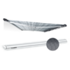 Cassette cylindrique argentée portant l'inscription DOMETIC, auvent étendu gris clair à motif de fines rayures, deux bras de support inclinés et une zone circulaire agrandie montrant la texture du tissu