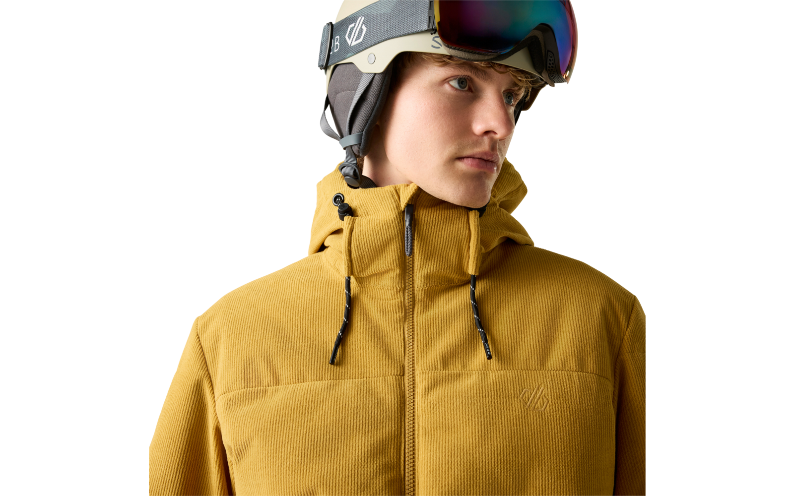 Person mit Skihelm und hochgeschobener Skibrille, gelbe Jacke mit hohem Kragen, Blick nach rechts, heller einfarbiger Hintergrund