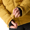 Hände, gelbe Cordjacke mit Reißverschluss, schwarze Innenärmel