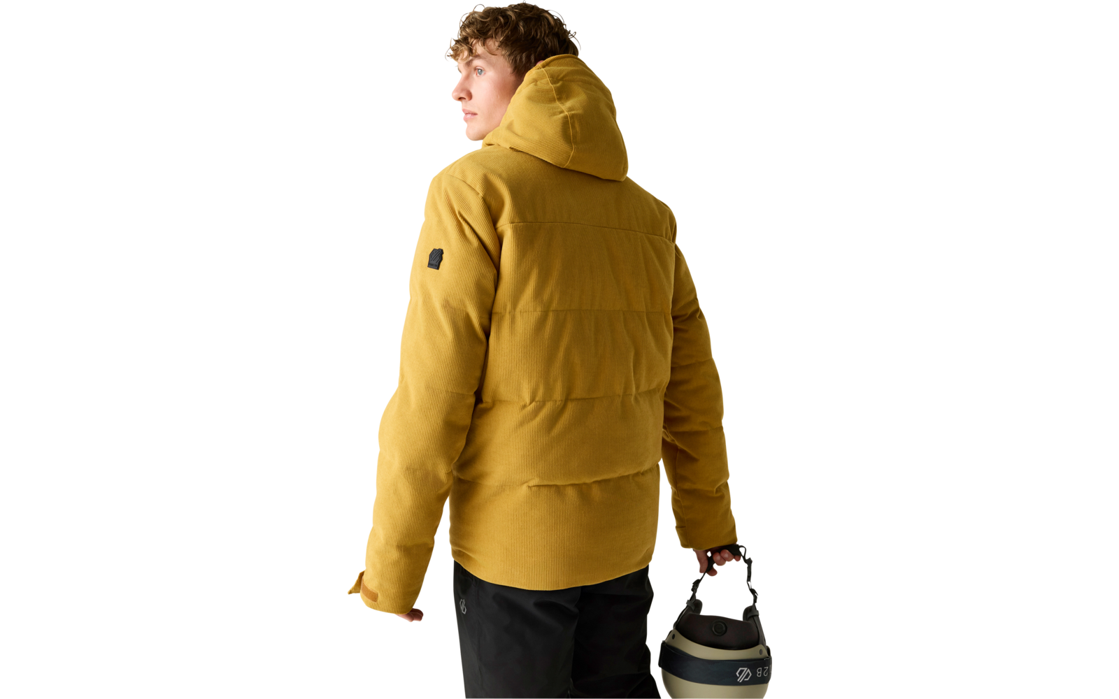 Person von hinten/seitlich, trägt senfgelbe gesteppte Kapuzenjacke, hält einen beigen und schwarzen Helm in einer Hand, heller einfarbiger Hintergrund