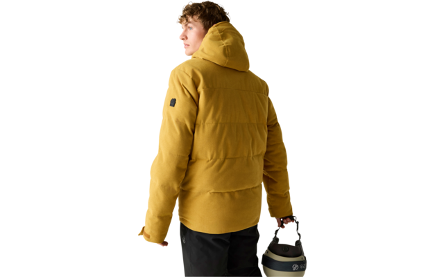 Person von hinten/seitlich, trägt senfgelbe gesteppte Kapuzenjacke, hält einen beigen und schwarzen Helm in einer Hand, heller einfarbiger Hintergrund