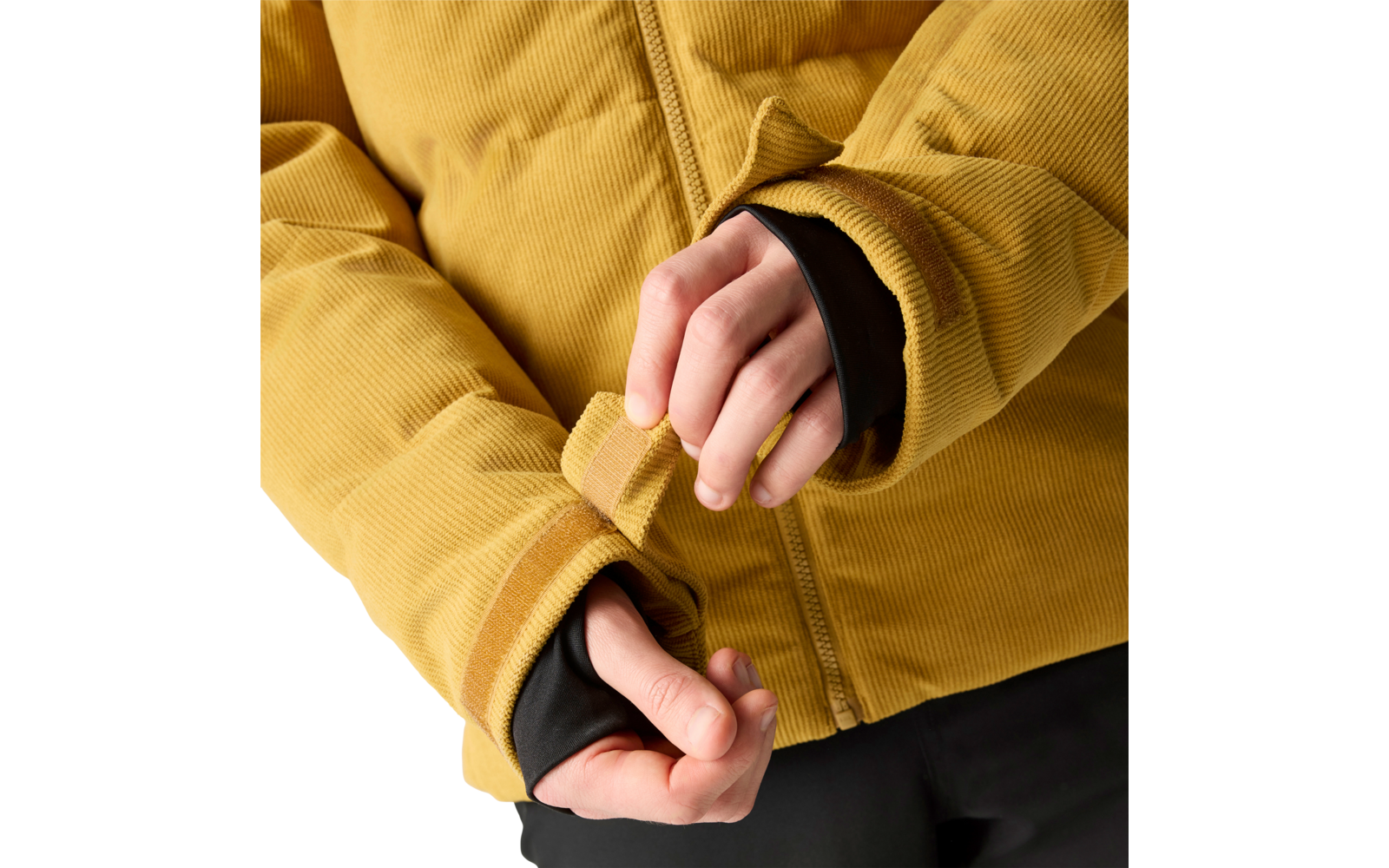 Hände, gelbe Cordjacke mit Reißverschluss, schwarze Innenärmel