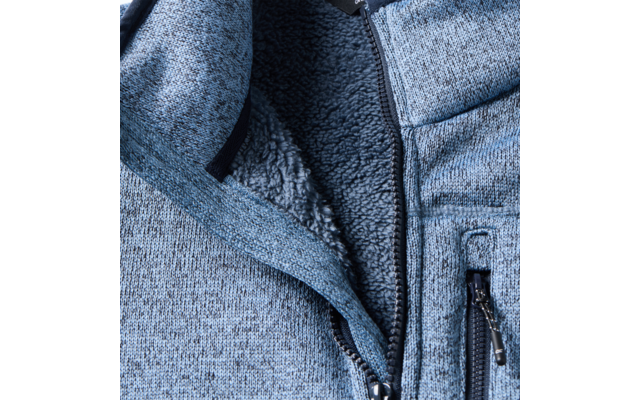 Nahaufnahme des Vorderteils einer blau-grauen Fleecejacke mit offenem Reißverschluss, sichtbarer flauschiger Innenfütterung und einer Reißverschlusstasche
