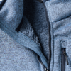 Nahaufnahme des Vorderteils einer blau-grauen Fleecejacke mit offenem Reißverschluss, sichtbarer flauschiger Innenfütterung und einer Reißverschlusstasche