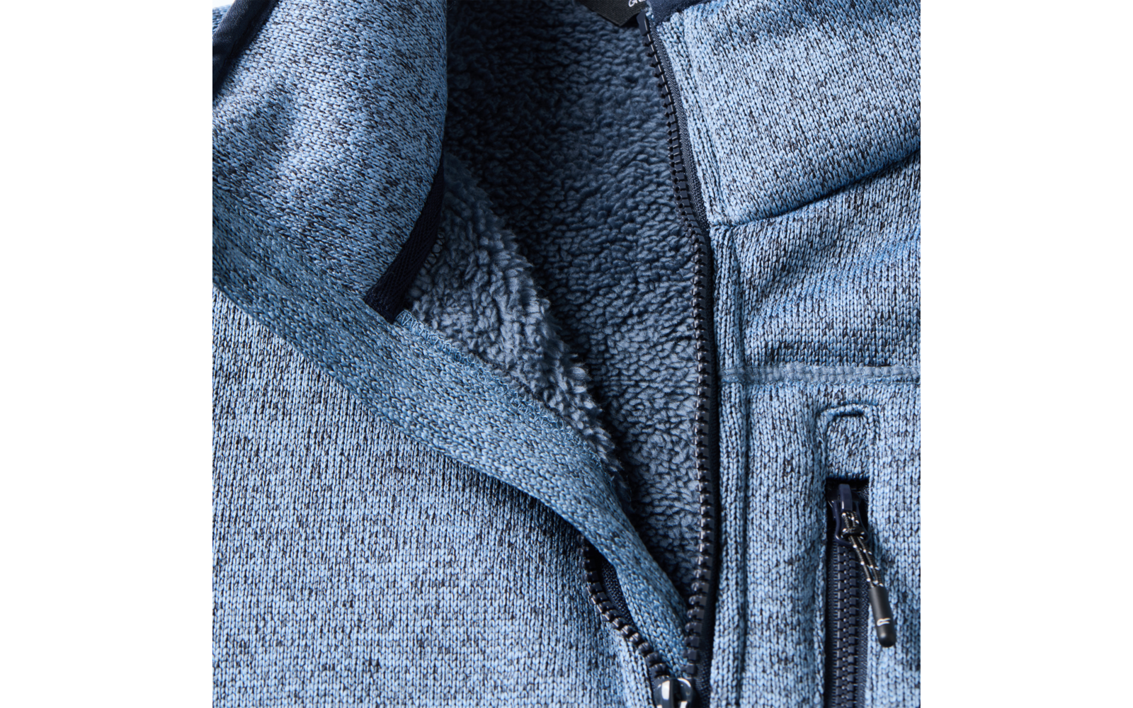 Nahaufnahme des Vorderteils einer blau-grauen Fleecejacke mit offenem Reißverschluss, sichtbarer flauschiger Innenfütterung und einer Reißverschlusstasche