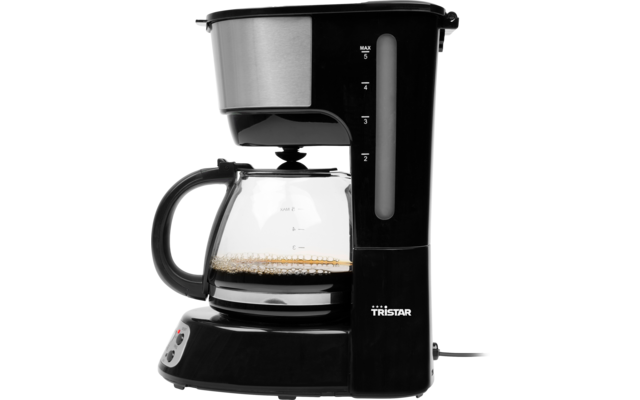 Machine à café noire avec carafe en verre à moitié remplie de café ; indicateur de niveau d'eau avec graduation, logo "Tristar" à l'avant, cordon d'alimentation et boutons de commande à la base visibles