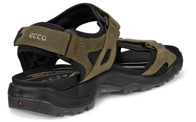Sandale ouverte olive avec semelle crantée noire, deux sangles auto-agrippantes et logo ecco visible, vue de l'arrière gauche