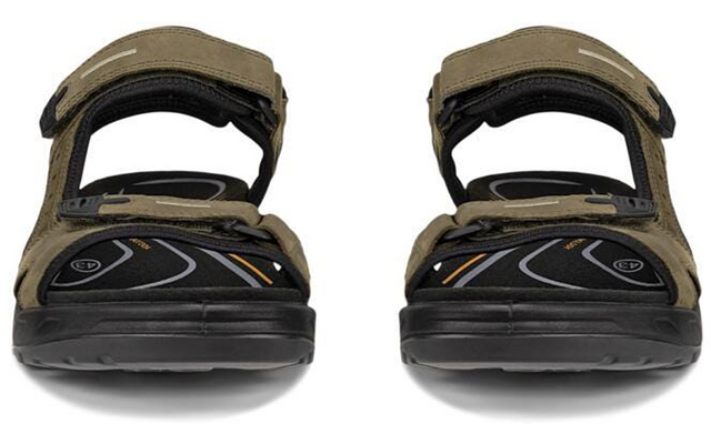 Deux sandales ouvertes côte à côte, vue de face, brides olive avec fermetures auto-agrippantes, semelles intérieures et extérieures noires, motif orange-gris sur la semelle intérieure