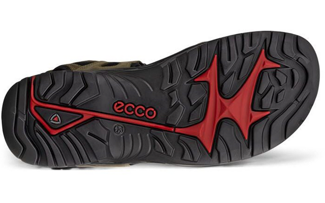 Semelle de chaussure vue par dessous, semelle en caoutchouc noire crantée avec accents rouges et logo "ecco"